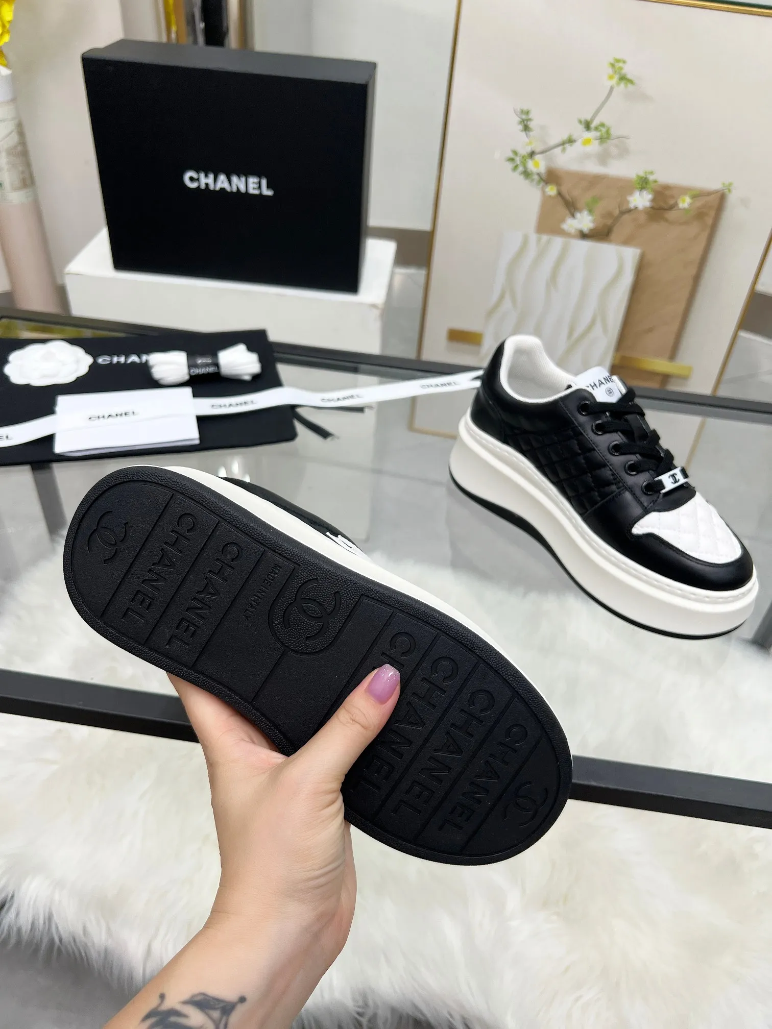 👟👟Ex-factory price 480👟👟 CHANEL 25C spring and summer new sports shoes official website is available at the same time ❤️ Counter out-of-stock kings. Major bloggers are recommending new styles on social days. This season’s new styles are simply eye-catching and look great on the feet. The casual casual sports style is refreshing and natural, interpreting Chanel’s fashionable femininity. The overall customization makes all sports models on the market at that time obsolete. This series is now available for sale! The upper is made of custom imported pebbled calf leather ➕ custom frosted calf leather. The lining is made of original one-to-one professionally customized mesh. Hardware accessories. Original full set of molds (not common in the market). Original custom molded TPU combination outsole. Height 4 cm. Women's size 35-39.